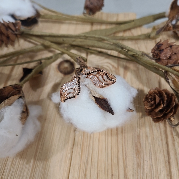 🩷🖤NEW🩷🖤EXQUISITE!! CZ Hollow Flower Lear Earrings in ROSE GOLD Plating - Picture 13 of 15